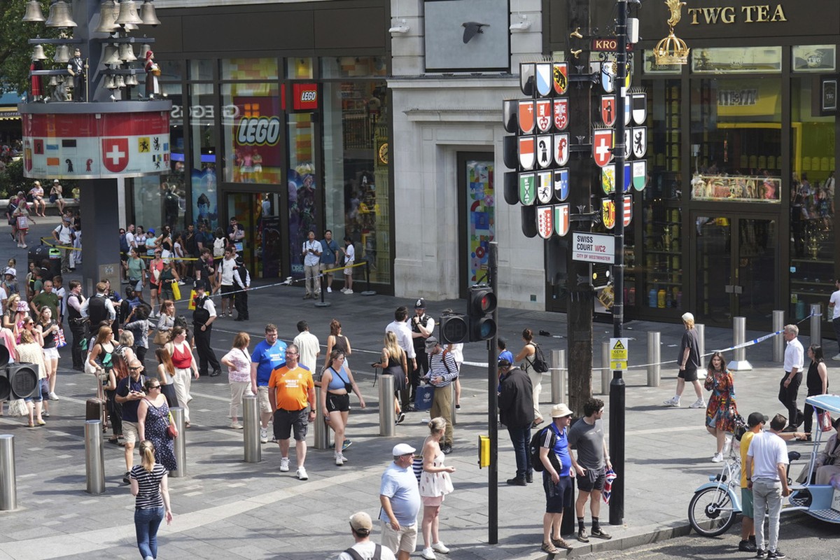 Homem esfaqueia criança e mulher no centro de Londres