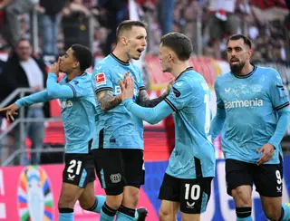 Leverkusen aproveita expulsão, vence Colônia e segue absoluto na Bundesliga