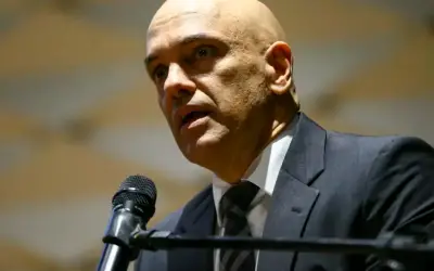 Moraes dá prazo de 5 dias para PGR opinar sobre Bolsonaro em embaixada