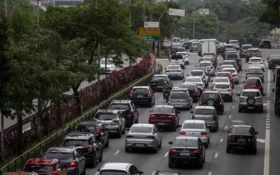 São Paulo tem trânsito congestionado e lentidão em acessos a litoral e interior