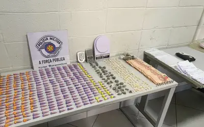 Após tentativa de fuga Polícia Militar localiza 481 porções de drogas, 77 notas falsas e munições