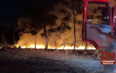 Indaiatuba- Bombeiros controlam incêndio em área de vegetação as margens da SP-75