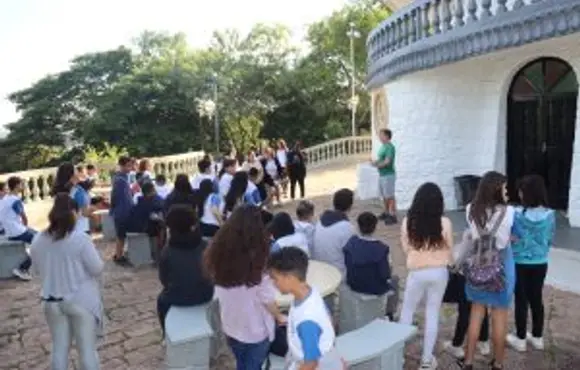 Alunos da Escola Maria Constança exploram a história de Salto em projeto educacional
